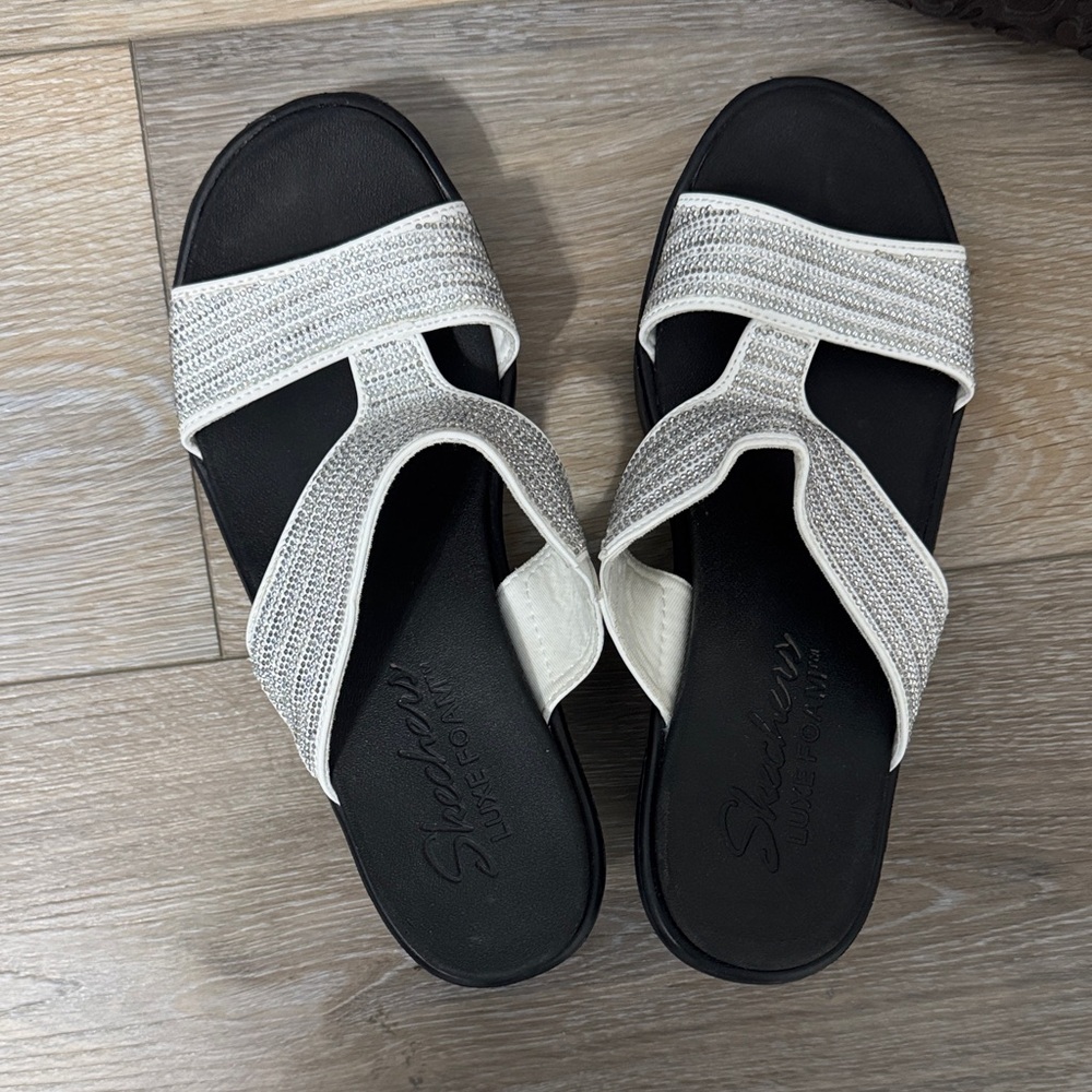 Skechers Women's Black and Cream Sandals